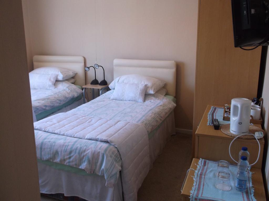 Tremains Guest House Bridgend  Habitación foto